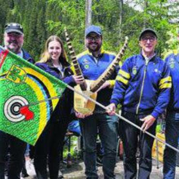 Sieg am Calvenschiessen in Davos - Die erfolgreichen Schützen mit Ehrendamen und dem Wanderpreis (von links): Markus Mathis, Gerry Koch, Selina Koch, Dominic Suter, Willy Weber, Stefan Furrer. Bild: zg
