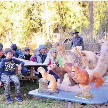 Weit mehr als nur Schiessen - Jagdaufseher André Luzio (rechts) bringt den Kindern das einheimische Haar- und Raubwild näher.