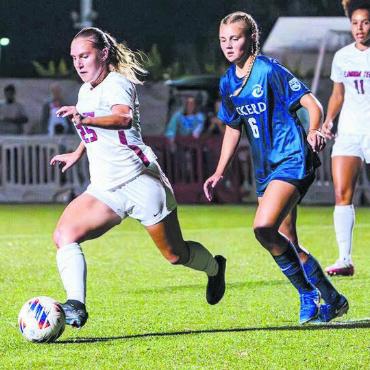 «Soccer» und Studium - Rebecca Storr (links) zeigt in ihrem Universitätsteam, was sie kann. Bild: zg