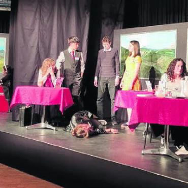 Ein aufregend verwirrendes Spiel - Die Gäste im Speisewagen werden Zeugen eines Zwischenfalls. Hier reisen auch Barbara Nischler alias Nora Stocker und Céline Dubois alias Julia Küng, mit rosa Bluse, mit.