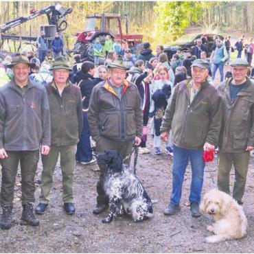 Weit mehr als nur Schiessen - Bereit für den Start in den gemeinsamen Halbtag bei der Forsthütte: die Gastgeber des Jagdreviers Boswil um Roland Koch (4. v. l.) mit ihren jungen Gästen. Bilder: Thomas Stöckli