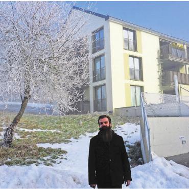 Die Immobilienspezialisten - Dani Portmann vor seinem Firmensitz und Wohnhaus «Weidsicht» in Lieli. Bild: rts