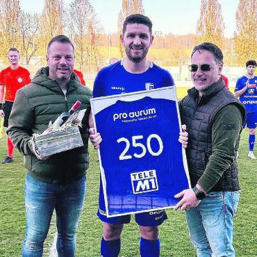 Eine Heldengeschichte - Vor dem Spiel geehrt, im Spiel das goldene Tor erzielt: Alban Pnishi (Mitte) mit den FCW-Sportchefs Carmine Viceconte (links) und Gregi Trovato. Bild: zg