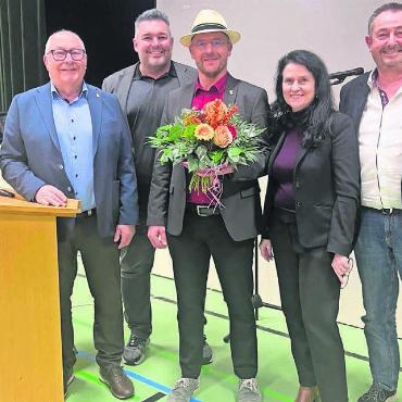 Fussballplatz nimmt wichtige Hürde - Peter Wyss wird an seiner letzten Versammlung von seinen Gemeinderatskollegen gewürdigt und verabschiedet (von links): Ammann Franz Schaad, Röbi Wirz, Peter Wyss, Sonja Gass und Vizeammann Ruedi Schmid. Bilder: Britta Müller