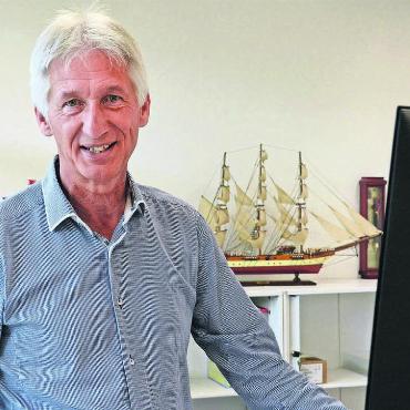 Der Kapitän geht von Bord - Vieles im Büro des Schulleiters hat Adrian Hofer bereits geräumt. Das Modell eines englischen Teeschiffs, das er in einem Laden entdeckt hat und das ihm so sehr gefällt, darf bis zuletzt bleiben. Bild: Chregi Hansen