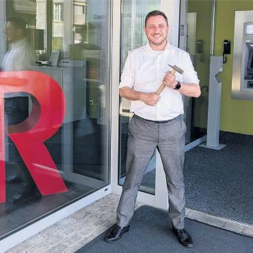 Kundenzonen modernisieren - Marco Meier (Leiter Geschäftsstelle) vor der Bank in Auw. Bild: zg