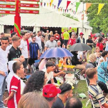 Ein bisschen Ausnahmezustand - Es wurde kuschlig eng. 600 Leute kamen ans Public Viewing nach Villmergen, eine zweite LED-Wand wurde aufgestellt und einige Leute brachten ihre eigenen Stühle mit. «Das war richtig geil. Jetzt hoffen wir, dass es die Schweiz in den Final schafft», sagt Organisator Raphael Kull.