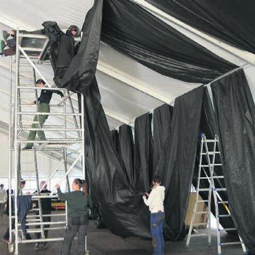 Bauen und basteln – das können sie - Teamwork – auf dem Regal, beim Transportieren und beim Anordnen des schwarzen Vlies. Bilder: zg / Annemarie Keusch