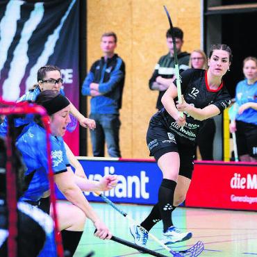 Vom Nationalteam zum NLB-Traum - Tanja Schlenz (rechts) beim 4:2-Sieg der Bremgarterinnen im zweiten Spiel. Sie hat in der Partie ein Tor erzielt. Bild: Luca Rey