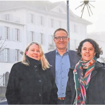 Zentraler Schritt in die Zukunft - Verantwortliche für das Räumliche Entwicklungsleitbild vor einem historischen Gebäude (v. l.): Claudia Schwarzmeier (Leiterin Planung und Ortsentwicklung), Gemeindeammann Arsène Perroud und Ines Schmid (Planungsbüro Metron). Bild: Daniel Marti