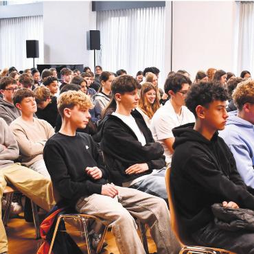 Verschiedene Blicke auf ein Problem - Ein Staatskundetag bringt für die Schülerinnen und Schüler Abwechslung in ein eher nicht so beliebtes Schulfach. Bilder: Monica Rast