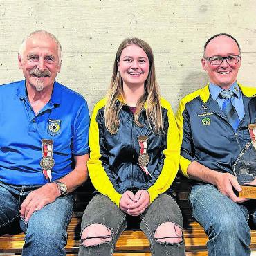 Das hohe Niveau gefeiert - Die Sieger der Bezirksmeisterschaft, von links: Willy Keusch (Boswil, Feld D), Nadja Christen (Beinwil, Jungschützen) und Rolf Furrer (Beinwil, Feld A). Es fehlt Andrea Meyer (Rottenschwil-Besenbüren, Feld E). Bild: zg