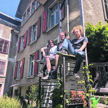 «Kuzeb für immer» - Mel Casutt, Silas Roth und Tobias Estermann (von links) informieren im lauschigen Kuzeb-Garten zur Zukunft ihres Hauses. Die Liegenschaft im Herzen Bremgartens könnte bald erstmals den Kuzeblern gehören – respektive einer Stiftung, die sie zu diesem Zweck ins Leben rufen. 
Bilder: Marco Huwyler