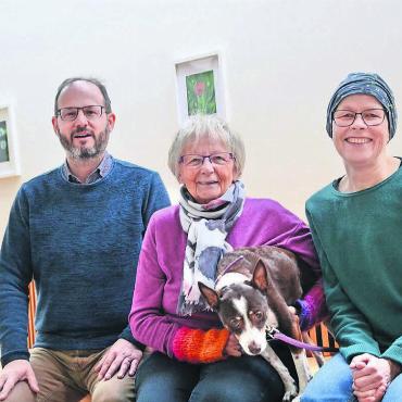 Für Abwechslung im Alltag sorgen - Überzeugt vom Besuchsdienst Plus: Koordinator Roman Bamert, Margrit Allenbach mit Hund Coco und Meike Sonnemann. Bild: Thomas Stöckli