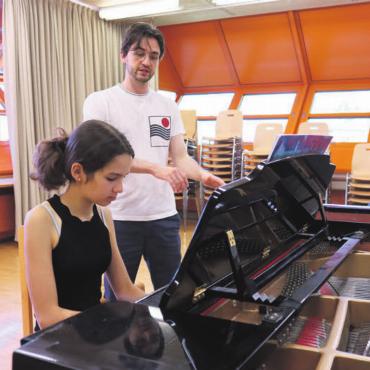 Jeden Abend ein Konzert - Joel Fluri begleitet seine Schülerin Ainoa Hegglin aktiv in ihrem Klavierspiel. Er weist sie auf Haltung und Technik hin, die sie unterstützt. Bilder: vaw