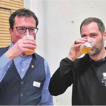 Willkommen mit vollem Einsatz - Gemeindeammann Alain Maître und Brauer Stefan Stutz lassen sich das preisgekrönte Bier von «Drüüklang Bräu» schmecken.