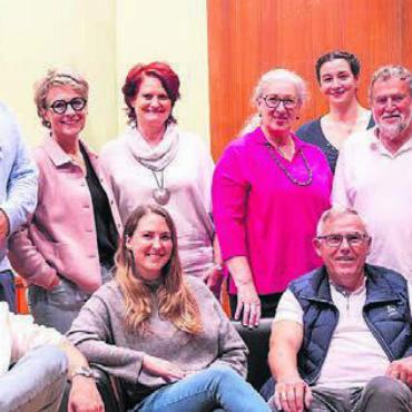 Im Januar öffnet sich der Vorhang wieder - Die Theater-Crew, stehend, von links: Michael Diener, Doris Dethomas, Carmen Meier, Luzia Brun, Clio Meier, Bruno Brunner, Ruedi Senn; sitzend von links: Patrick Grob, Fabienne Stenico, Thomas Räber. Es fehlt: Christine Peter. Bild: zg