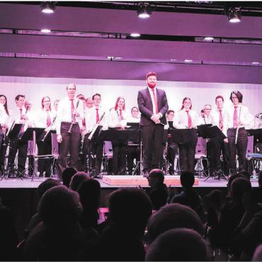 Ein Abend voller Geschichten - Die Harmonie Musikgesellschaft Sins mit ihrem neuen Dirigenten Huba Cser – eine Kombination, die bestens funktioniert. Bilder: ci
