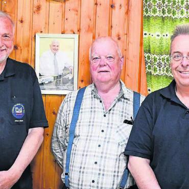 «Wir alle sind wie Künstler» - Förderer des Vereins unter sich (v. l.): Präsident Alan Rees und die Ehrenpräsidenten Armin Meier und Marc Läuffer vor dem Bild des grossen Förderers Urs Käppeli.