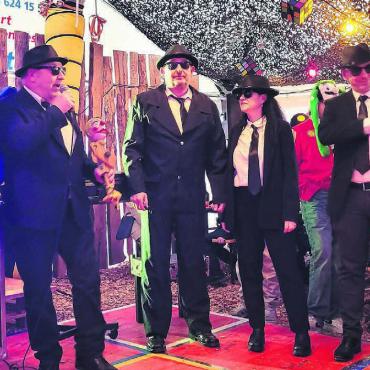 Ab in die Ferien - Es ist vollbracht: Der alte und neue Zunftmeister Fabio «de charmanti Chrampfer» Sandmeier erhält von den Blues Brothers im Gemeinderat mit Franz Schaad, Ruedi Schmid, Sonja Gass, Nicola Bernabei und Röbi Wirz die Insignien der Macht (von links). Bilder: Chregi Hansen