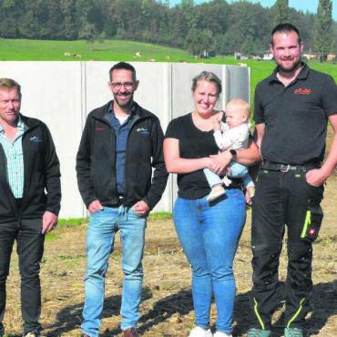 Der Bauer als Stromproduzent - Hinter dem Hof soll die neue Anlage entstehen (von links): Düngerberater des Bauernverbands Othmar Vollenweider, Geschäftsleiter des Bauernverbands Ralf Bucher, Ehepaar Nadja und Marc Ruckli und Daniel Lampart. Es fehlt Lukas Ruckli. Bild: Celeste Blanc