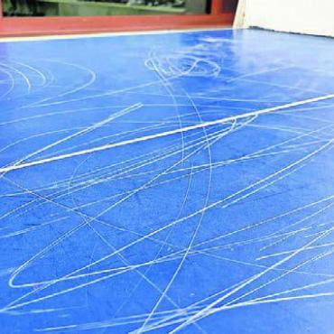 Vandalen wüteten - Die Tischtennisplatte ist komplett zerkratzt. Bild: pz