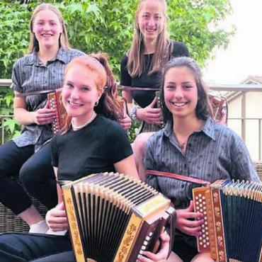 Stubete mit «nÖRGELER» - Vier junge Frauen am Schwyzerörgeli sorgen für die musikalische Unterhaltung. Bild: zg