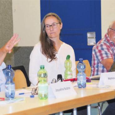 SP-Nationalrätin Jacqueline Badran findet den «Isleren»-Verkauf zu diesem Preis fragwürdig und viel zu tief. Das Pro-Komitee und die Gemeindebehörden hingegen sind der Meinung, man müsse den Verkauf als Teil des Ganzen anschauen. V. l.: Jacqueline Badran, Markus Mötz (FDP), Moderatorin Katia Röthlin, Lieni Füglistaller (SVP) und Alfred Gantner (Verwaltungsratspräsident Real North AG). Bild: Sabrina Salm