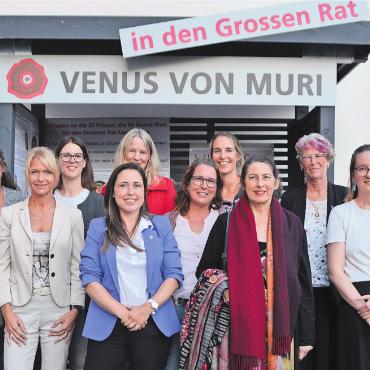 15 Frauen mit demselben Ziel - 15 der 22 Grossratskandidatinnen aus dem Bezirk Muri, von links: Romana Stöckli (SP), Vivienne Huber (SVP), Doris Gasser (SP), Rita Müller (Grüne), Nicole Heggli (SVP), Isabelle Peter (GLP), Rahel Egger (Mass-Voll), Seraina Herzberg (EVP), Patricia Frey (Mitte), Nadine Schneider (Grüne), Theres Schöni (LOVB), Franziska Stenico (Mitte), Lea Küng (Grüne), Henrieta Suter (FDP), Linda Meier (GLP). Bild: Annemarie Keusch