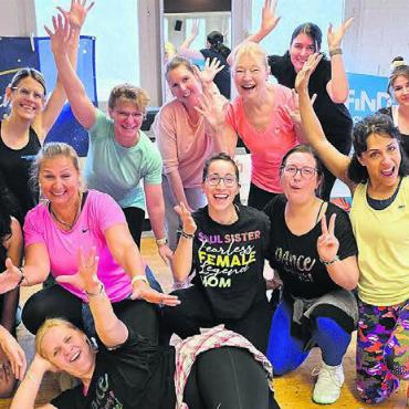 Toller Start ins «verflixte» Jahr - Geballte Zumba-Power – und damit erst noch Geld für die Stiftung Kinderhilfe Sternschnuppe gesammelt. Bild: zg