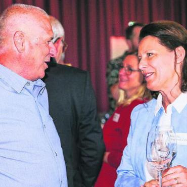 Unterschied für Tausende Kinder - Vereinspräsidentin Miranda Bammert-Zahn im Gespräch mit dem Sinser Gemeindeammann Josef Huwiler.
Bild: zg