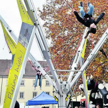 Markt mit Feier - Hoch hinaus fliegen – diese Möglichkeit bietet sich einmal mehr auf dem Klosterplatz.