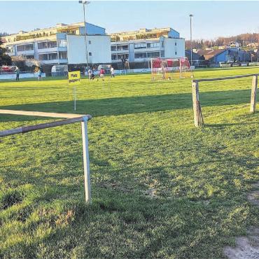Es geht um viel Geld - Der Fussballplatz in Dottikon entspricht nicht mehr den Vorgaben des Verbandes. Darum soll der FC Bünz-Maiengrün im benachbarten Hägglingen einen neuen Kunstrasenplatz erhalten, an dem sich Dottikon beteiligt. Bild: gk