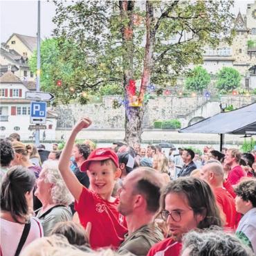 Einfach ein Wahnsinnsfest - Am Samstag dominierten Jubelposen und fröhliche Gesichter. Der Glanzauftritt der Nati passte bestens zum Volksfest.