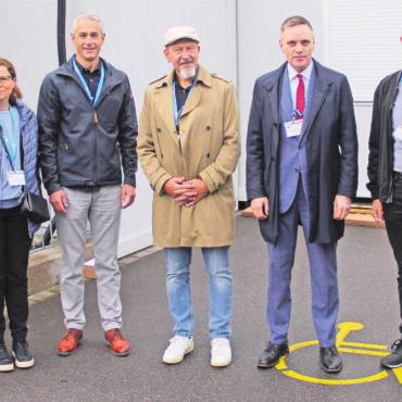 Besichtigung der ZSA in Dottikon, die Verantwortlichen von Gemeinde und Kanton (v. l.): Michel Hassler, Leiter Kommunikation DGS; Pia Maria Brugger Kalfidis, Leiterin des kantonalen Sozialdienstes; Patrick Keller, Gemeinderat Dottikon; Karl-Heinz Graf, Leiter Sektion Betreuung a. i.; Jean-Pierre Gallati, Regierungsrat und Vorsteher DGS; Laurenz Meier, Gemeinderat Dottikon; Franz Lötscher, Vizeammann Dottikon. Bilder: pf