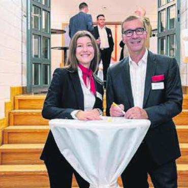 Finanzwissen trifft Filmvergnügen - Die Mitarbeitenden begrüssen die Gäste am Eingang zum Dachsaal. Bild: zg