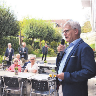 Fleissige Gärtnerinnen und Gärtner - Gemeinderat Daniel Räber verglich das Wirken der Seniorinnen und Senioren mit dem Pflanzen von Setzlingen.