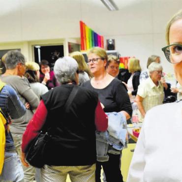 Ein Alltag in voller Konzentration - Edith Sidler-Betschart liess am Anlass in Auw an ihrer Lebenswelt teilhaben. Das Interesse war gross. Bild: Thomas Stöckli