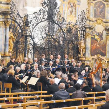 Schlusspunkt der Güte statt Rache - Die Chorsängerinnen und -sänger des Singkonvents Freiamt, verstärkt mit Orchester und Gesangssolisten, am Bettagskonzert in der Klosterkirche. Bild: Thomas Stöckli