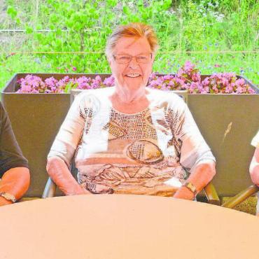 «Schlechte Dinge vergisst man» - Gertrud Fischbach (Mitte) lebt heute in der Oberen Mühle, ist aber nach wie vor eng mit dem Dorf verbunden. An diesem Tag erhielt sie Besuch von ihrem Bruder Ernst und ihrer Schwester Alice – die ideale Gelegenheit für ein Familienföteli. Bild: Chregi Hansen
