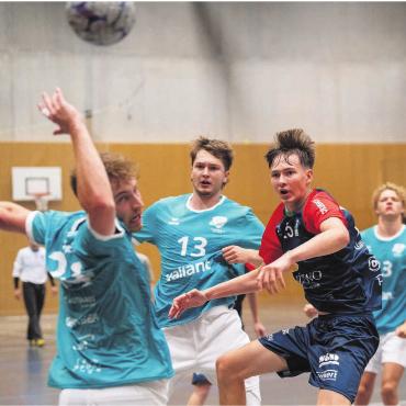 Arbeit vor Vergnügen - Fabian Rubi (dunkles Trikot) will mit der Freiämter Spielgemeinschaft den zweiten Sieg einfahren. Bild: sh