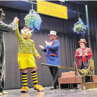 Wunderland hat sein Maskottchen - Chnorrlimorrli hat die Wohler Fasnacht eröffnet. Strauschnitt-Chef Philipp Neeser und Moderatorin Franziska Eggerschwiler freuen sich.