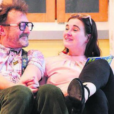 Onkel Godi spukt - Ob es zwischen Hansjakob (Thomas Zurkinden) und Jacqueline-Isabelle (Janine Steger) funkt? Die Aufführung wird es zeigen.