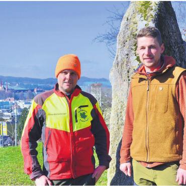 Das Kloster und sein Wald - Revierförster Oliver Eichenberger (links) und Skulpturenweg-Planer Linus Staubli am Merzenstein, mit Blick aufs Kloster. Bilder: Thomas Stöckli / zg