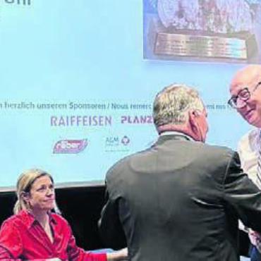 Organisator Hans Bachmann übergibt die Preise an die besten Jasser. Bild: zg
