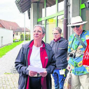 Abend der festlichen Art - Vereinspräsidentin Eveline Zowalla, assistiert vom «Hoffotografen» Bill, konnte viele Gäste begrüssen: «Schön, dass ihr mit uns unseren Geburtstag feiert.»