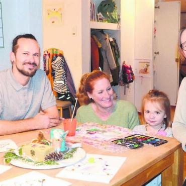 In der Familie frei entfalten - Glücklich mit dem Betreuungsmodell Tagesfamilie. Von links: Neo mit Papa Kevin Hopp, Johanna Jutz, Leiterin Tagesfamilienvermittlung, und Dalia, die sich selbst und ihre Mama, Tagesmutter Melanie Gerber, soeben mit Wasserfarbe «geschminkt» hat. Bild: Thomas Stöckli