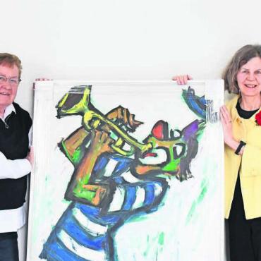 Heute noch eine Liebesgeschichte - Wichtige Akteure der Ausstellung «Rote Nase, grosses Herz» mit einem Giani-Werk (v. l.): Christiane Hinrichs, Rosmarie Huber sowie das Co-Präsidium der Kunstkommission, Verena Schütz und Robert Keller. Bilder: Daniel Marti / Archiv