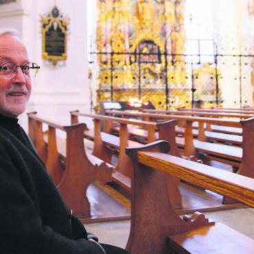 Die Liebe steht über allem - Peter Stuefer, der neue Abt des Klosters Muri-Gries, in der Murianer Klosterkirche. Bild: Annemarie Keusch