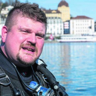 Nichts tun ist für ihn kein Thema - Mehrmals wöchentlich taucht Michael Moeser in öffentlichen Gewässern nach Abfall. Nun hat er die Idee, gemeinsam auch Muri vom Abfall zu befreien. Bild: Annemarie Keusch